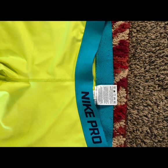**SOLD**Nike Pro capris-Ladies - Picture 7 of 8